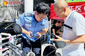 乌鲁木齐：“流动车管所”进社区，群众电动自行车上牌实现“就近办”图片