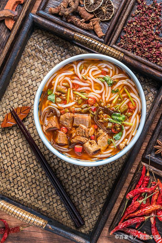 飞去昆明，就为这一口：米线菌子配滇池日落