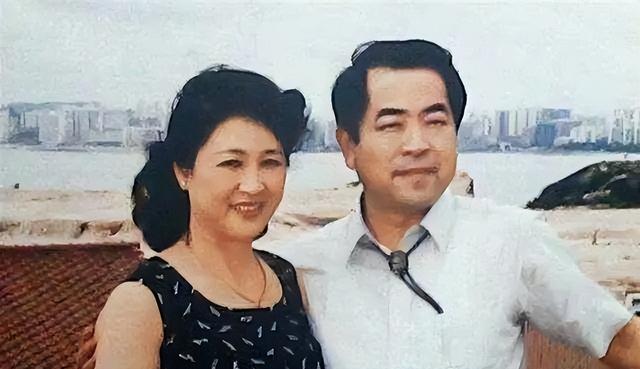 结婚仅1年，87岁的范曾已衰老，比他小50岁的娇妻仍如花似玉