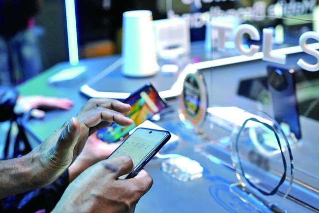 旗舰机疯狂降价，千元机配置“越级”，中端机被两头夹击，太难了