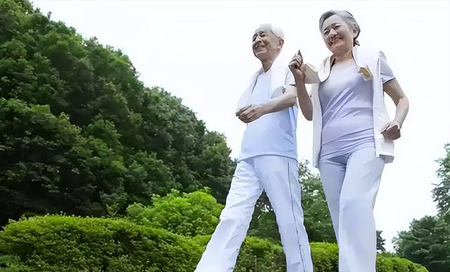 “快走30分钟”被推翻了？提醒：过了55岁，运动要做到这5个关键