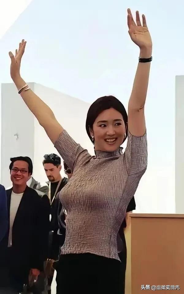 有种“原始美”叫巩俐的身材！明明一丝不露，却看得人脸红心跳