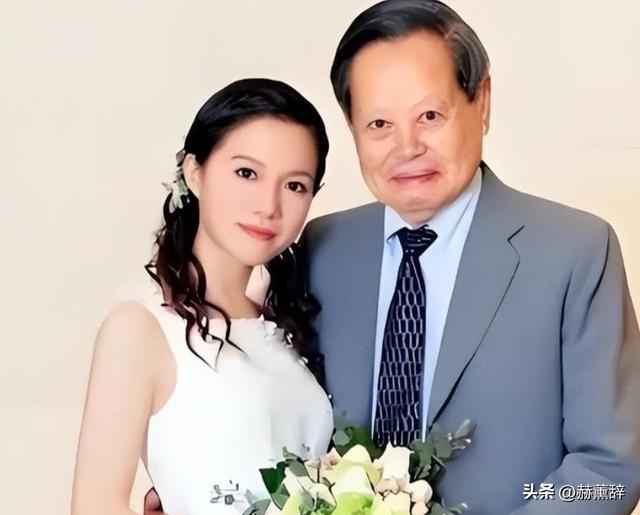 已证实杨振宁长子去世，看49岁翁帆现在做的事 才知道我们误会她了
