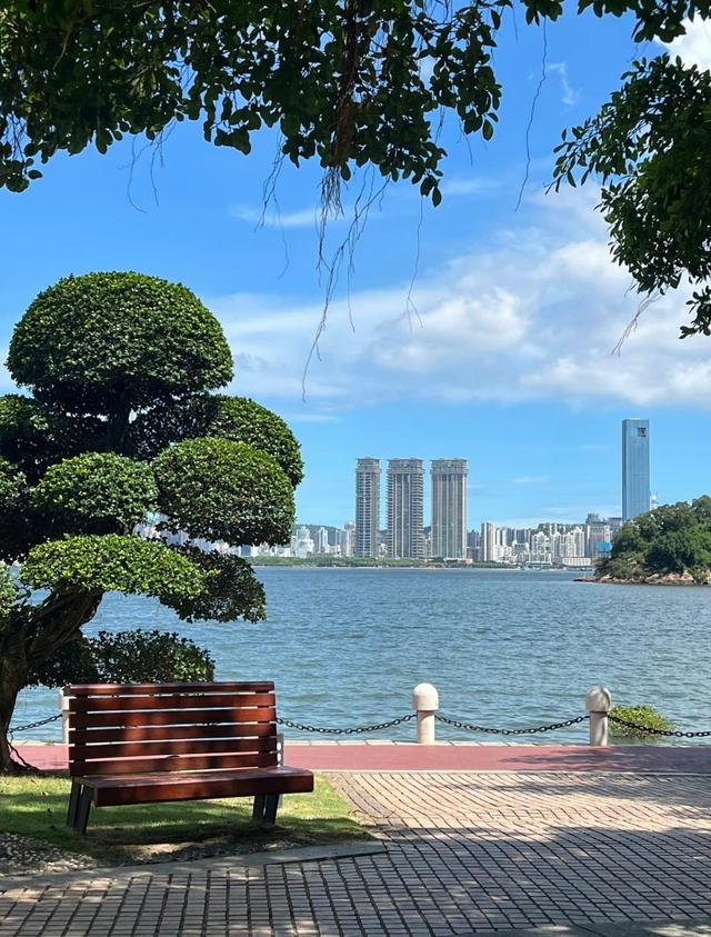 厦门海沧湾公园，全长5.8公里，是厦门市规模最大的滨海带状公园