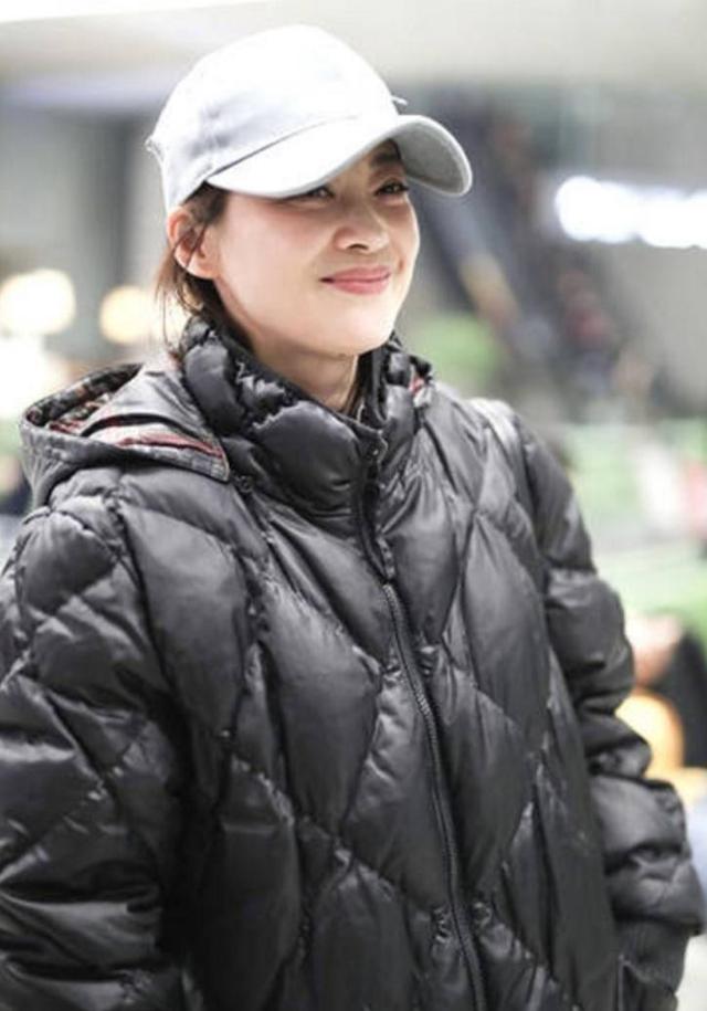 看了梅婷的穿搭，我悟了：羽绒服不配半身裙、高跟鞋	，更高级惊艳