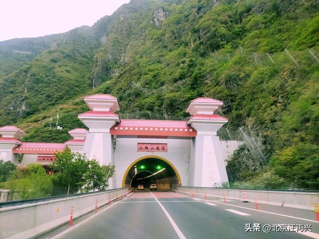 雅康高速已通，加上川藏高速、铁路，二郎山就不再是障碍了