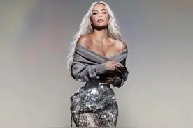 卡戴珊为抢侃爷新老婆风头拼红了眼？红毯极细蜜蜂腰搏版面遭反噬图片