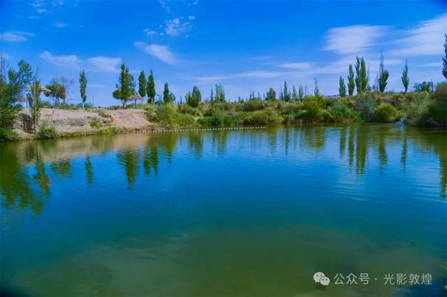 秋高气爽，敦煌高老庄成为游客休闲娱乐避暑的快活林