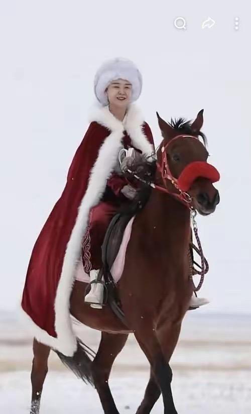 贺娇龙遗体运回老家，初中老师透露下葬地点，生前靠机器维持心跳