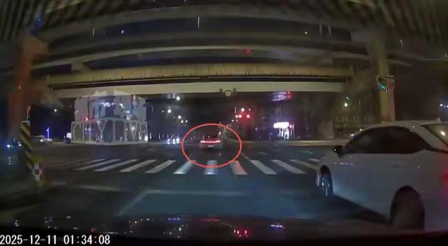 深夜连撞五辆车报废？警察抓人背后藏着啥秘密？监控拍下惊人一幕