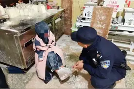 凌晨，浙江3岁女童光着身子上街找爸爸图片