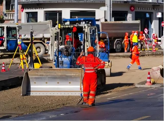 历史开了个玩笑：第一个倒下的不是乌克兰，而是百年中立的瑞士？
