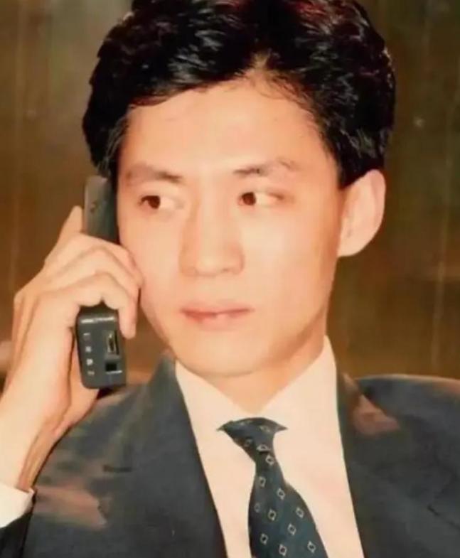 中国第一位办手机号码的人,当时号码随便选,最终他挑了什么号?(图1) 中国第一位办手机号码的人,当时号码随便选,最终他挑了什么号?(图1)