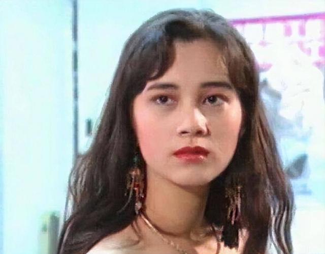 她认干爹，拍风月片，被导演霸王硬上弓，靠山去世后沦为服务员