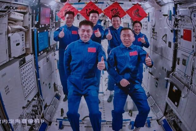五旬老将再战“天宫”，五次出舱打破纪录，两次斩获功勋奖章