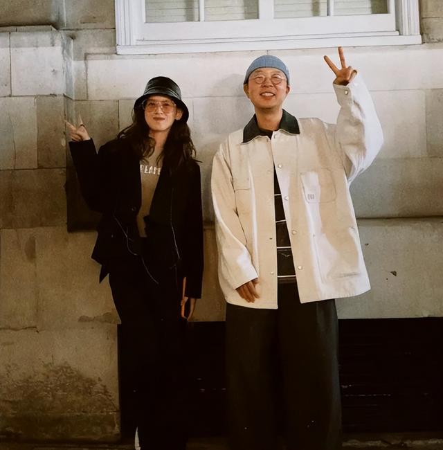 31岁章泽天伦敦看展，胃部凸起，衣服满是褶皱，牙齿影响美感