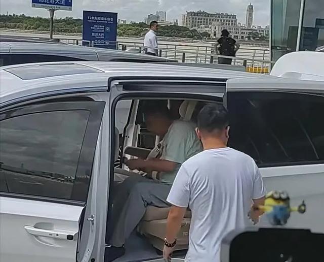 郭德纲一家现身上海，王惠目测有200斤，10岁郭汾阳面部表情怪异