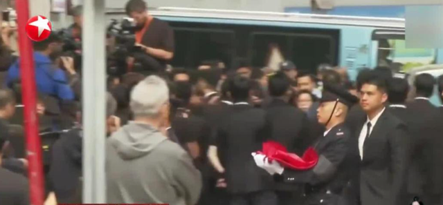 衣服真的不能乱穿|香港牺牲消防员路祭，民政专员因着装不当致歉