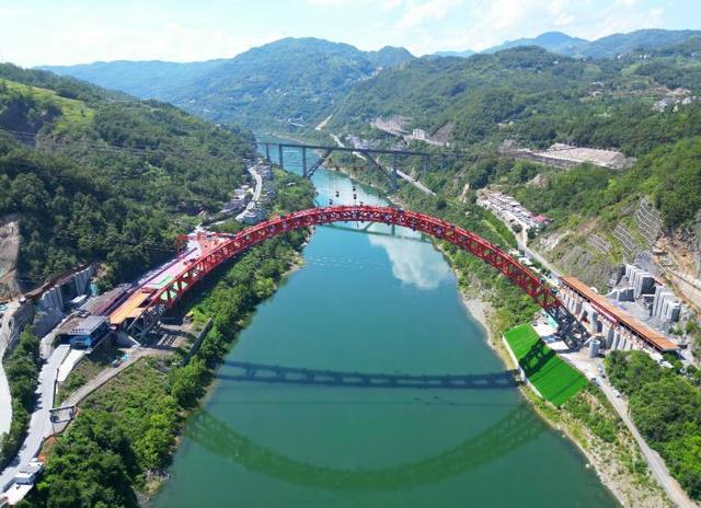 西渝高铁重点控制性工程——安康汉江大桥拱肋顺利合龙