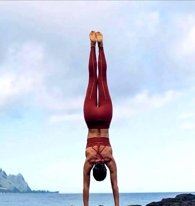 “倒立”是最高级的保养，4步教你学会手倒立，让你年轻10岁！