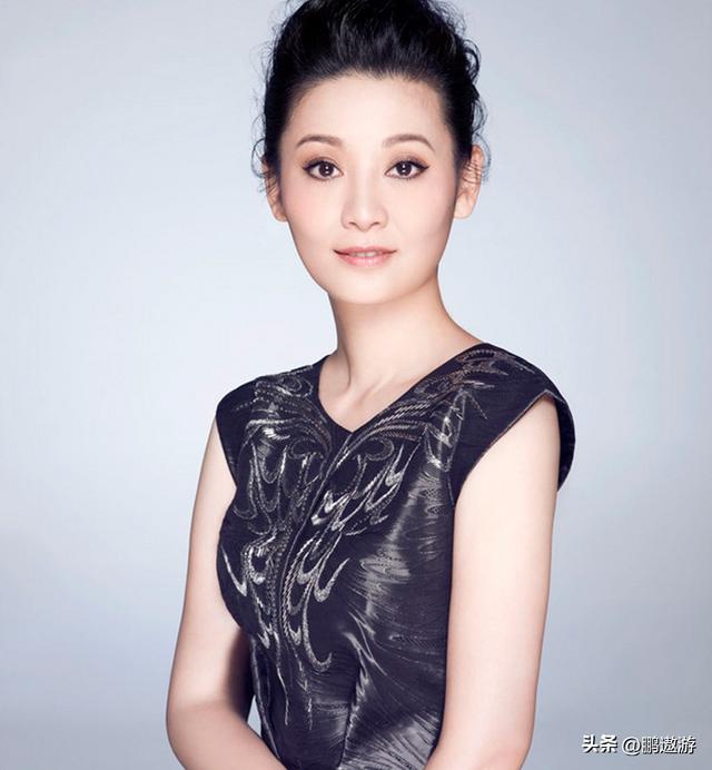 58岁徐帆和冯小刚再传离婚，养女徐朵回应辟谣