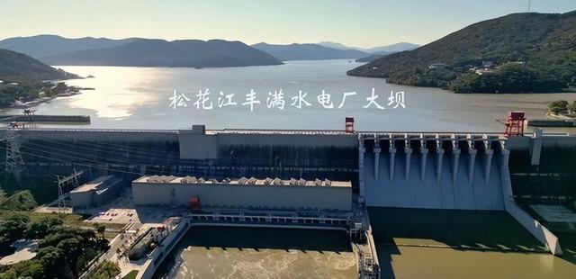 李鹏总理有多帅？1965年和两个儿子的合影	，他长相出众，气质不凡