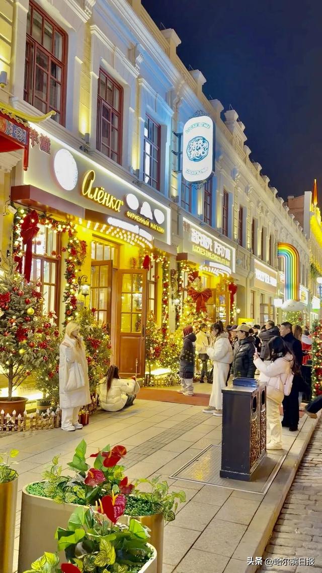 老街还可以有这样的“打开方式”！在夜幕光影浪漫中穿越百年