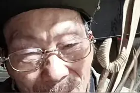 73岁老人凭这项“指间绝技”，获赞250万，靠直播打赏改善生活图片