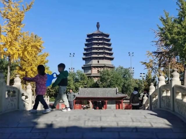 这个季节总要去趟正定，去邂逅那迷人的古建红和金秋黄！