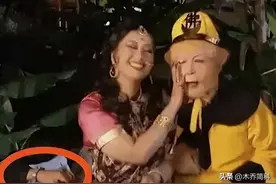 《西游记》的穿帮镜头：猴哥溜滑板，唐僧半只手，土地公的羊毛衫图片