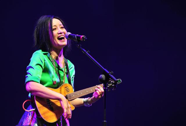 她连上5次春晚，私下却和恩师同居怀孕被骗流产，今57岁依然单身