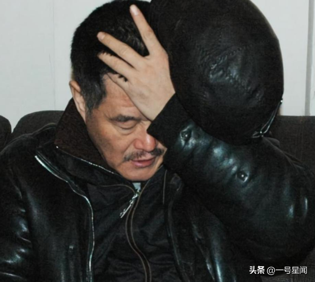 看破不说破，李咏美国下葬7年后	，带着女儿的哈文走了姜昆老路