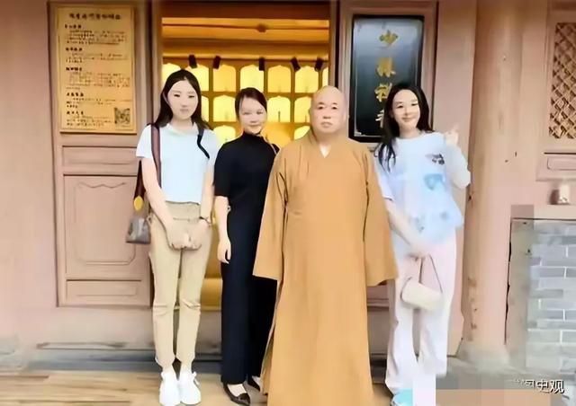 释永信实锤“情妇+私生子”！女星家中挂“开光合影”成笑柄？