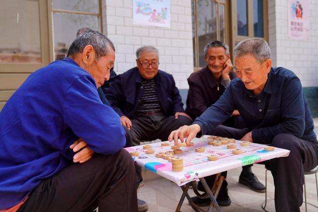 医生发现：那些经常下棋的老人，到六十岁以后，大多变成了这样