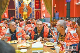 “这份抓饭真香甜” 水磨沟区红光山路一饭店邀请50余名环卫工人进店免费用餐图片