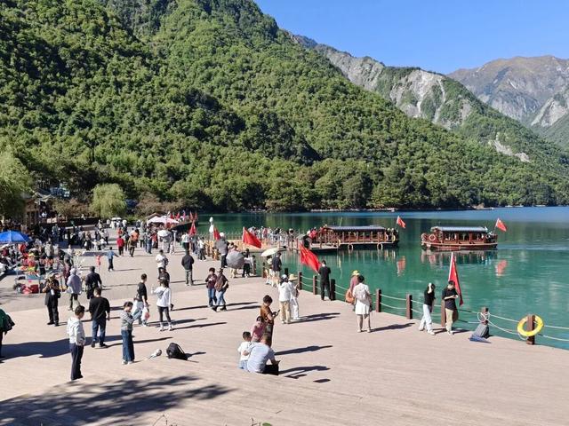 文县：“双高速”打开山门，好风光留住游客