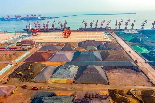 中方一步不退，推迟通话，虚张声势的特朗普改口：我在帮助中国