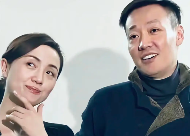 辛柏青消失五个月现身一个举动败坏好感，身边长发美女引人热议