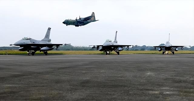 武统还没开始，上百台军飞行员集体跑路	，台专家：统一已有新模式