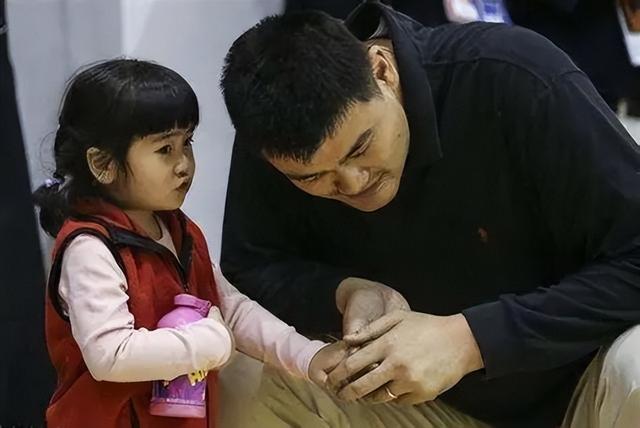 姚明女儿美到认不出！年仅15岁身高2米	，是一名学霸，不爱打篮球