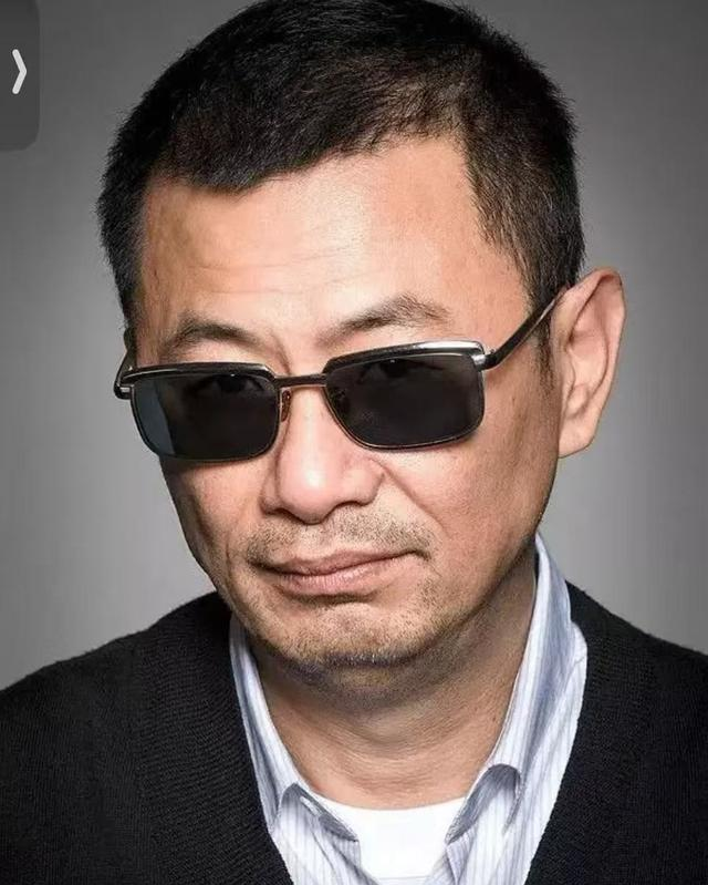 陪玩陪睡只是开胃菜。组团开嫖、目无王法、舔手指，演都不演了