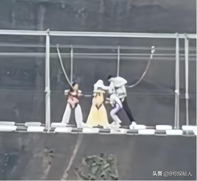 惊险！男童踩空玻璃栈道，身体悬挂空中，路人营救被骂，景区回应