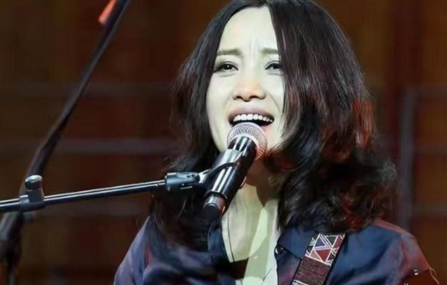 连上5次春晚，却和恩师同居怀孕被骗流产，如今56岁的她依然单身