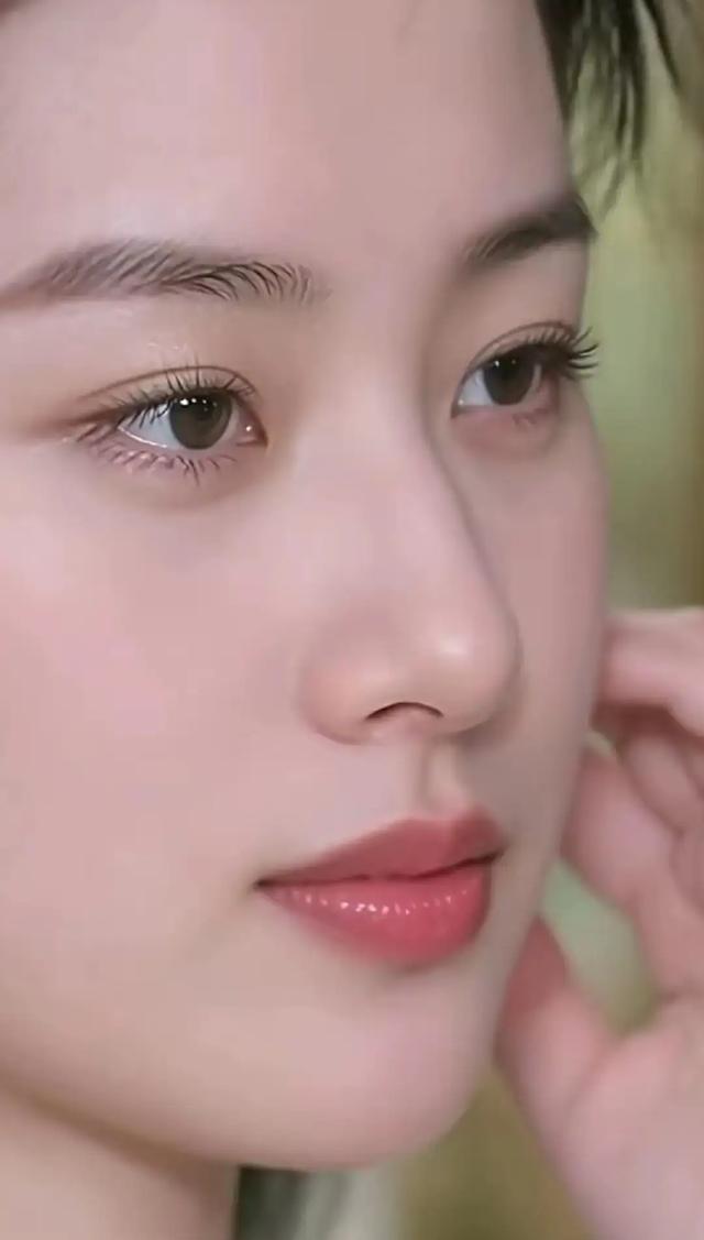 五官真漂亮,特别是鼻子很好看,绝世佳人