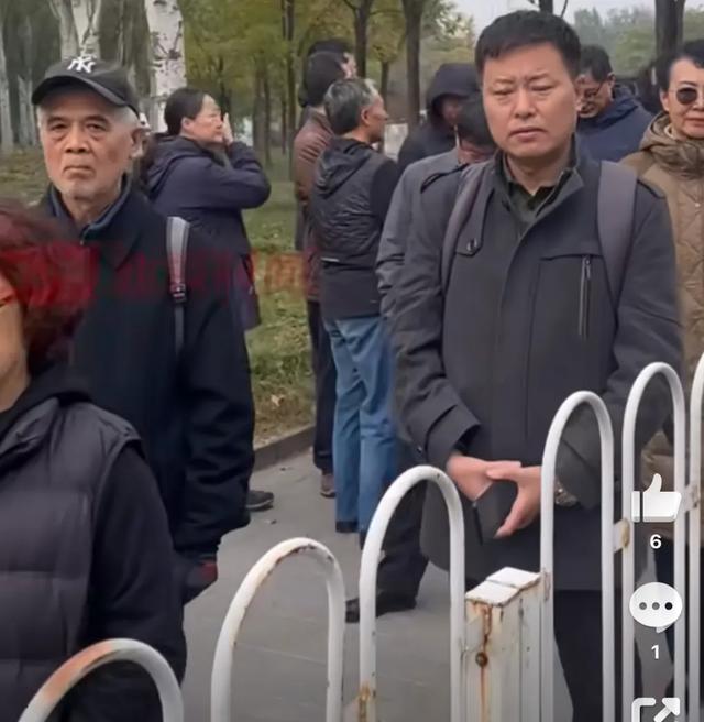 杨振宁遗体告别式现场：翁帆现身哭成泪人，群众排几十米长队！