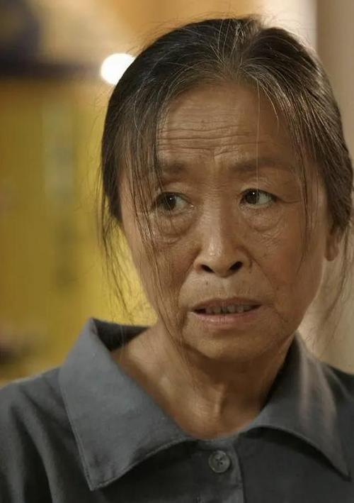 她是国家一级女演员，多次给丈夫戴绿帽，重病丈夫坐轮椅也不离婚