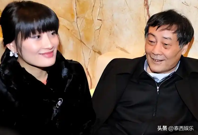 宗庆后葬礼画面泄露，宗馥莉痛哭，私生子被爆在旁捧骨灰、灵牌
