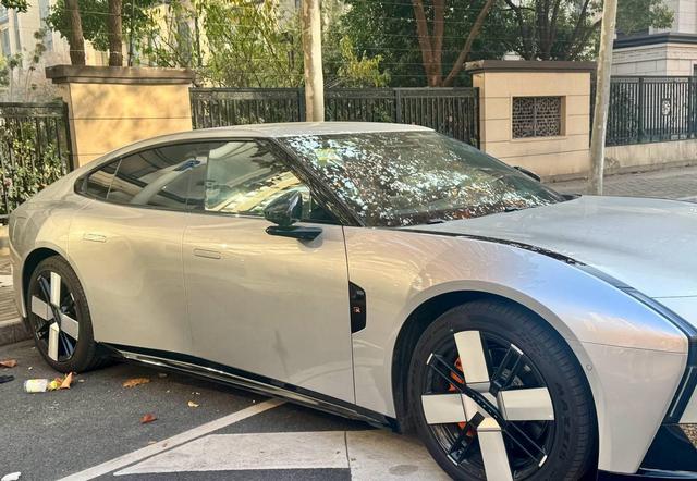 小鹏新车街头吸睛，五米车身配三米轴距，21万起售引热议