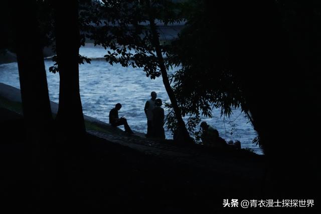 夏天成都三道堰休闲的人们