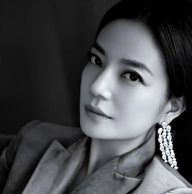 1590万资产被冻结！劣迹艺人赵薇走投无路，将15岁女儿当救命稻草